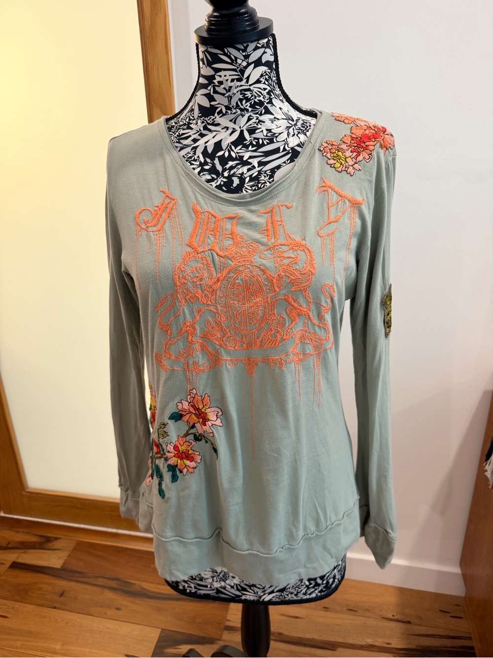 Johnny Was JW Los Angeles Je T’Aime Amour Embroidered Sage Top